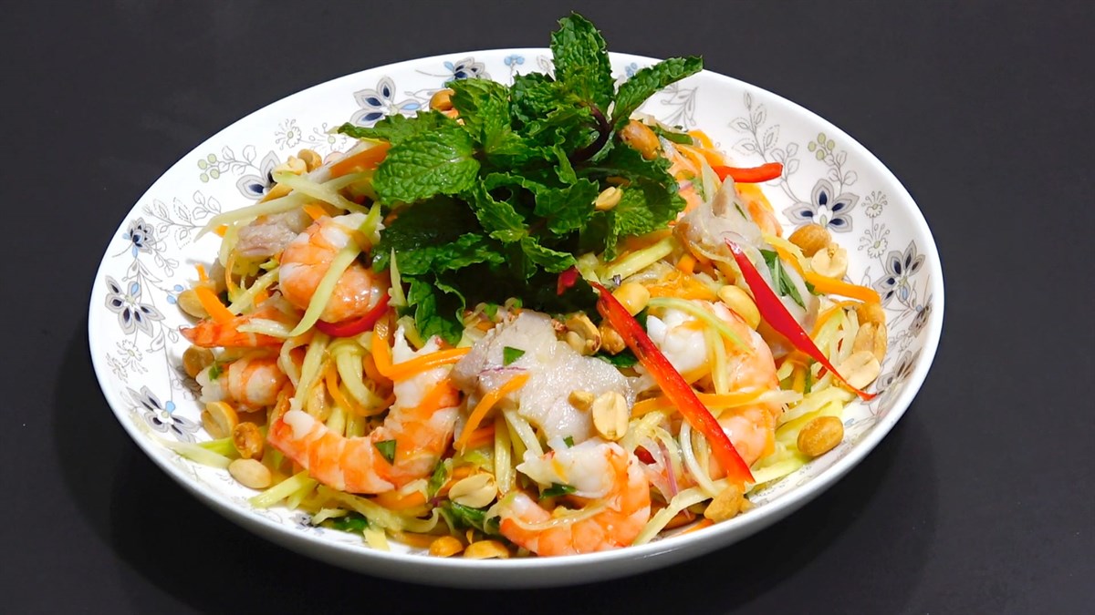 Món gỏi xoài tôm khô là món ăn dân dã của người Việt Nam