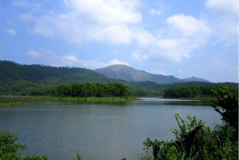 Giữa lòng Quảng Ninh khám phá hồ nước như Đà Lạt thu nhỏ