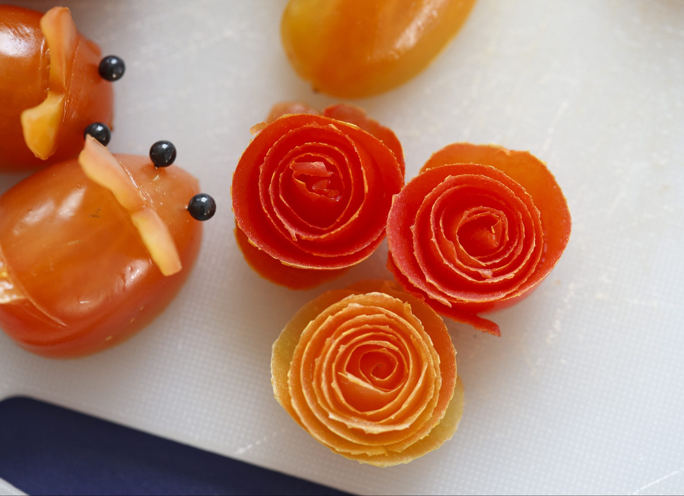 Cách cắt tỉa cà chua để trang trí món ăn siêu dễ thương