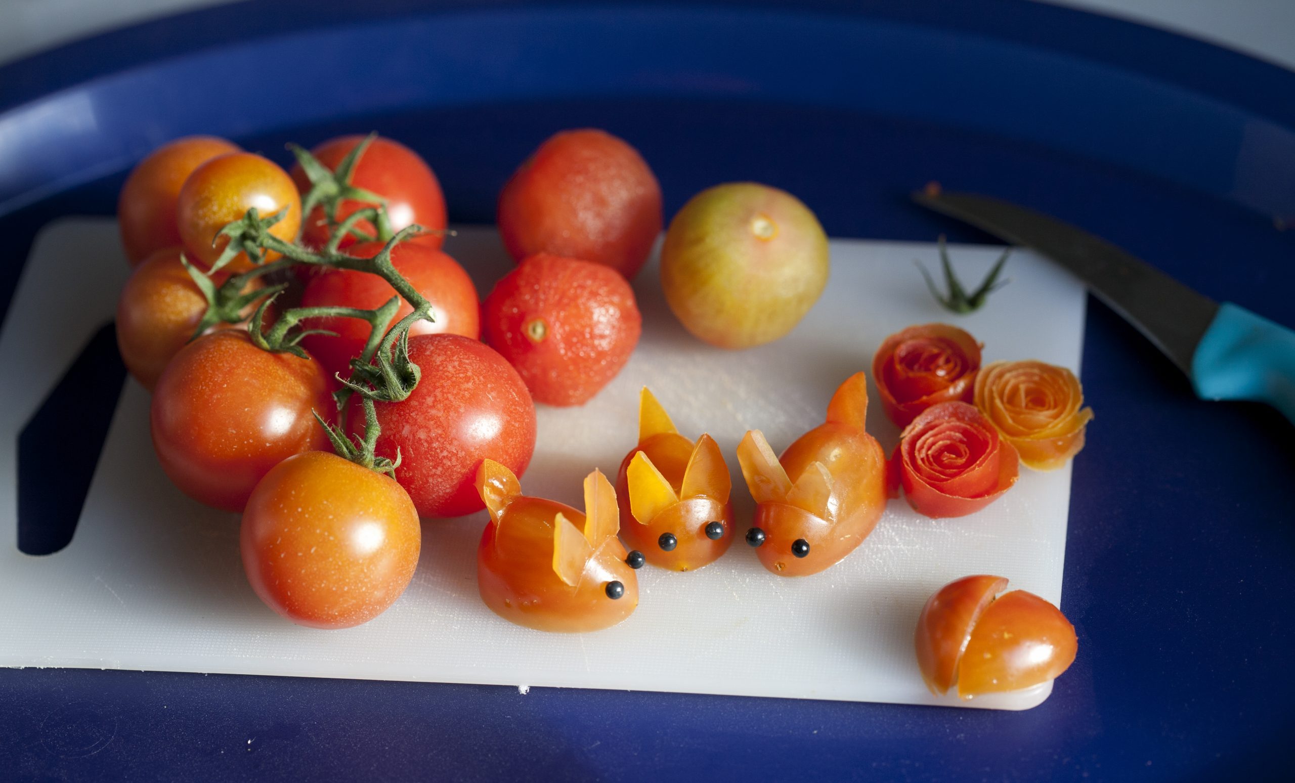 Cách cắt tỉa cà chua thành hình con thỏ