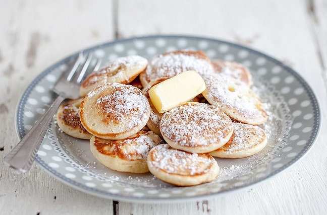 Hấp dẫn với món bánh poffertjes. Bánh poffertjes là món bánh được làm từ nấm men và bột kiều mạch, đường, bơ xay nhuyễn