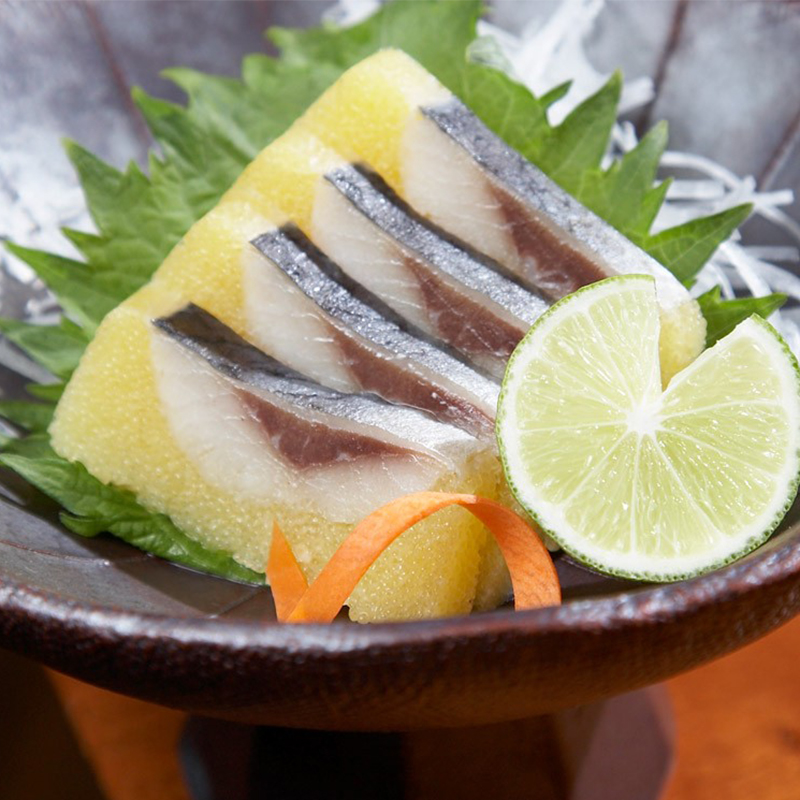 Cá mòi herring chủ yếu được sử dụng để làm gỏi cá sống. Ban đầu người ta sẽ lọc xương, sau đó rửa sạch rồi ướp với gia vị muối tiêu
