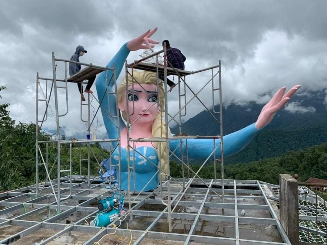 Nhân vật hoạt hình Elsa được đặt trong khu du lịch để chụp ảnh check-in