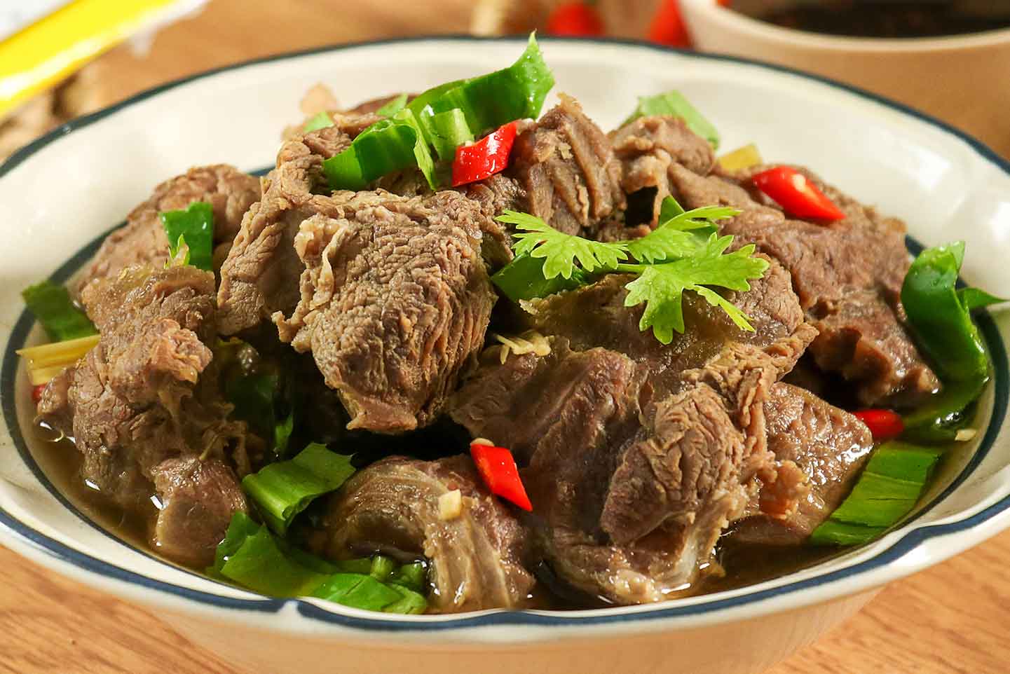Bắp bò kho mật mía là món ăn truyền thống của người dân Nghệ -Tĩnh