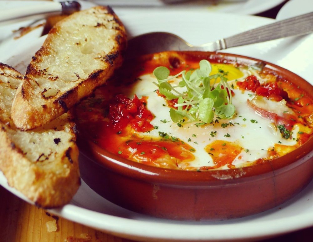 Món trứng chiên với thịt hun khói, cà chua và rau, vô cùng thơm ngon hấp dẫn. Ban đầu nó là món ăn truyền thống của người Seville.