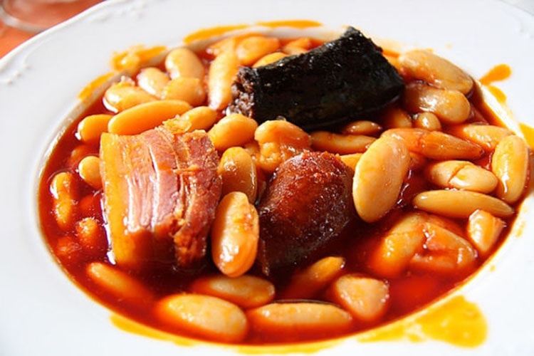 Được chế biến từ rau tươi, rau khô và các loại thịt. Món hầm Cocidos được du khách thưởng thức nhiều nhất tại Tây Ban Nha.