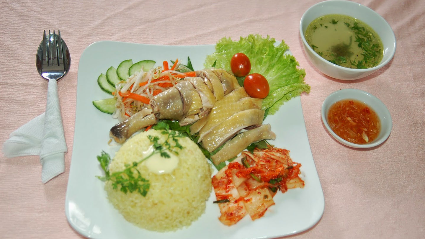 Cơm gà Phú Yên là món ăn nổi tiếng gần xa