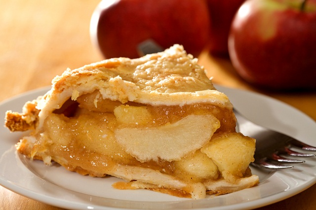 Món bánh truyền thống Apple crumble được làm từ quả táo thơm ngon. Món bánh tiếp theo khi tới Anh bạn nên thưởng thức chính là bánh