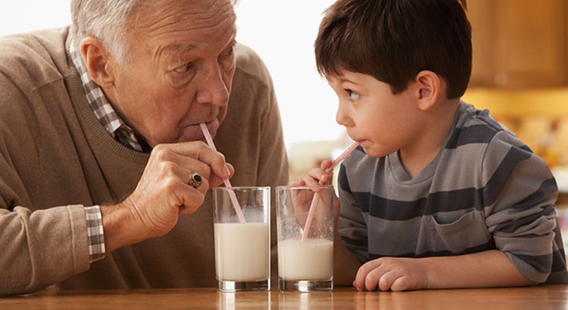 Người già nên uống sữa trong các bữa ăn hàng ngày