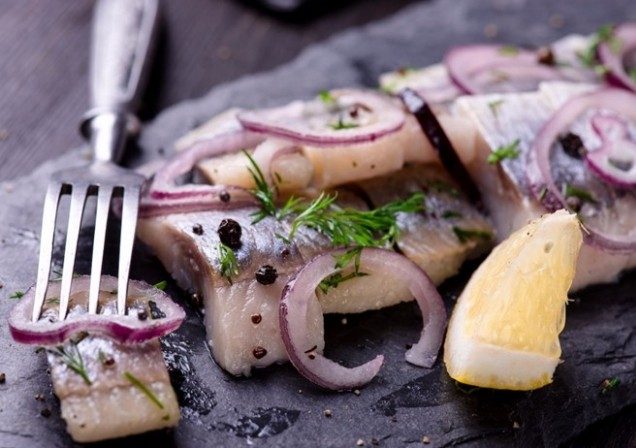 Nét độc đáo của món cá trích muối từ Thụy Điển. Cá trích là một loại cá phổ biến tại Thụy Điển và cá trích muối là món ăn vô cùng đặc biệt và nổi tiếng.