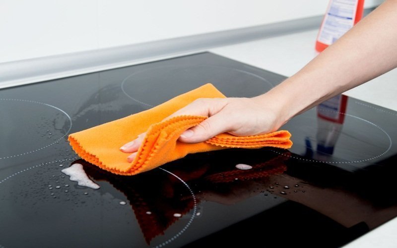 Cách tẩy sạch vết bẩn trên bếp hồng ngoại bằng những mẹo vặt đơn giản
